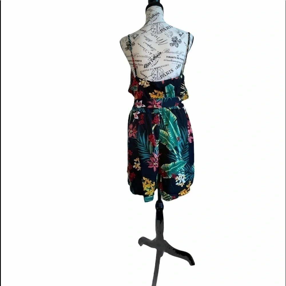 SHEIN faux wrap shorts romper. Size 2X - Picture 3 of 6